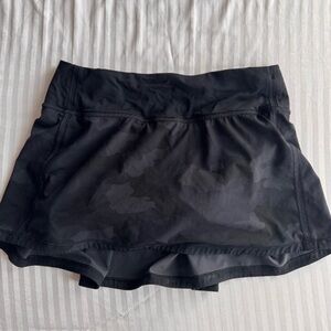 LULULEMON BLACK CAMO MINI ATHLETIC SKIRT!!! :)